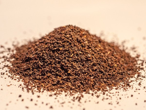 A mound of finely ground hojicha powder