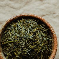 Loose-leaf sencha green tea and a kyusu
